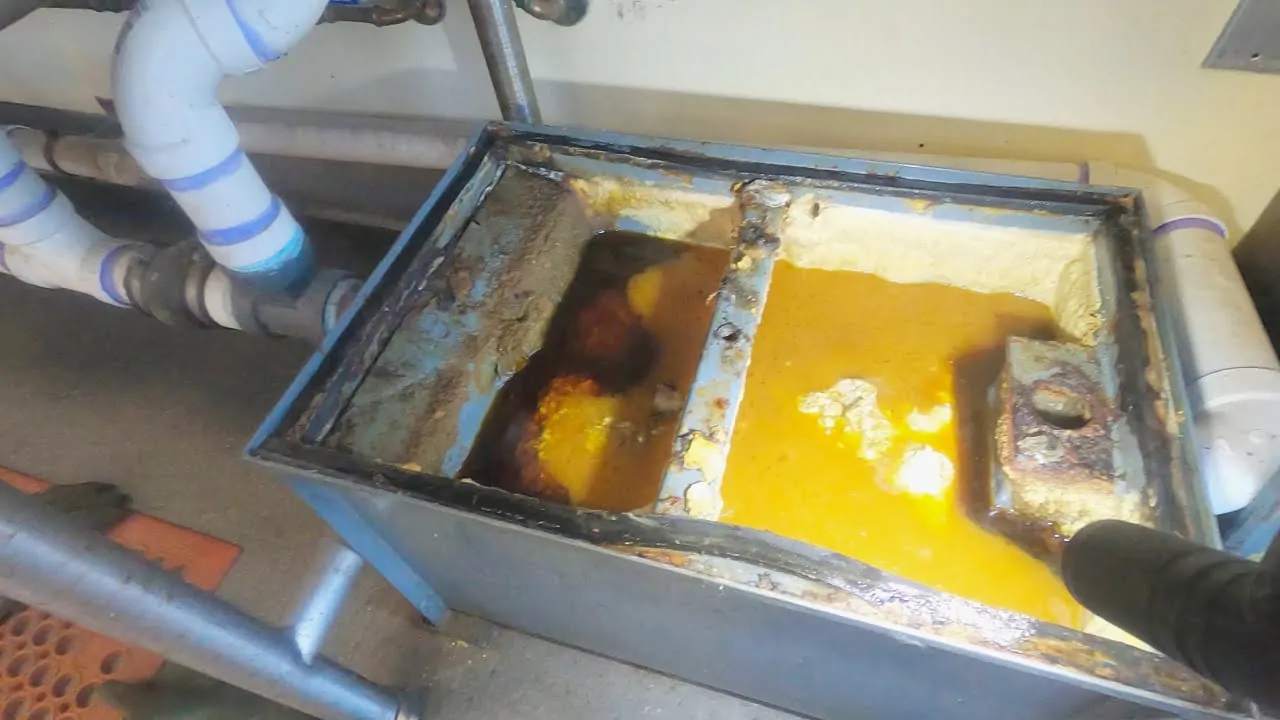 Bể mỡ của bồn rửa ngập dầu thải